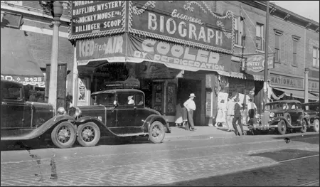 1934年7月22日，Biograph戲院外的現場景象