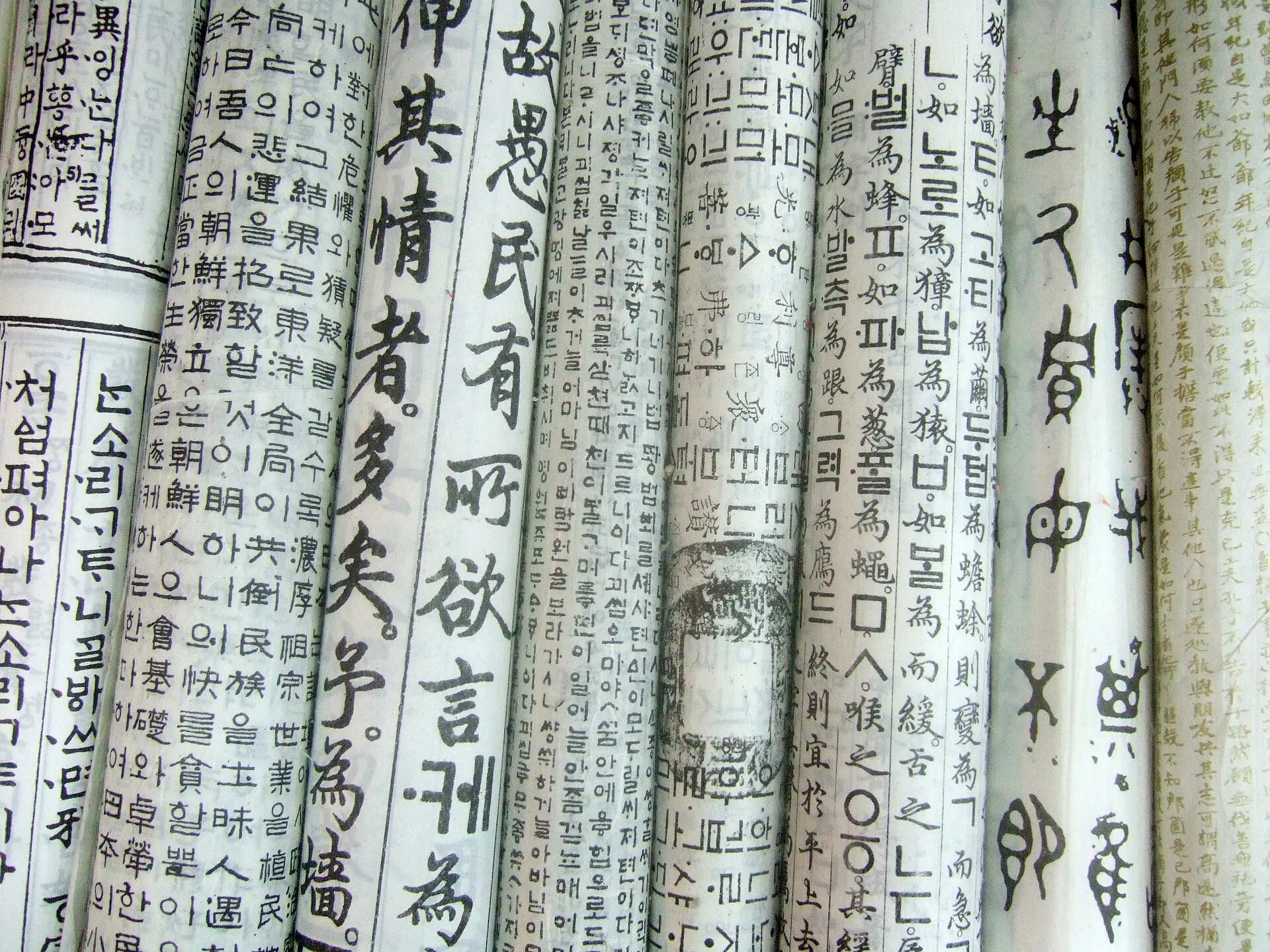 首爾仁寺洞的現代韓文紙張;當代環境照,非1446年現場。