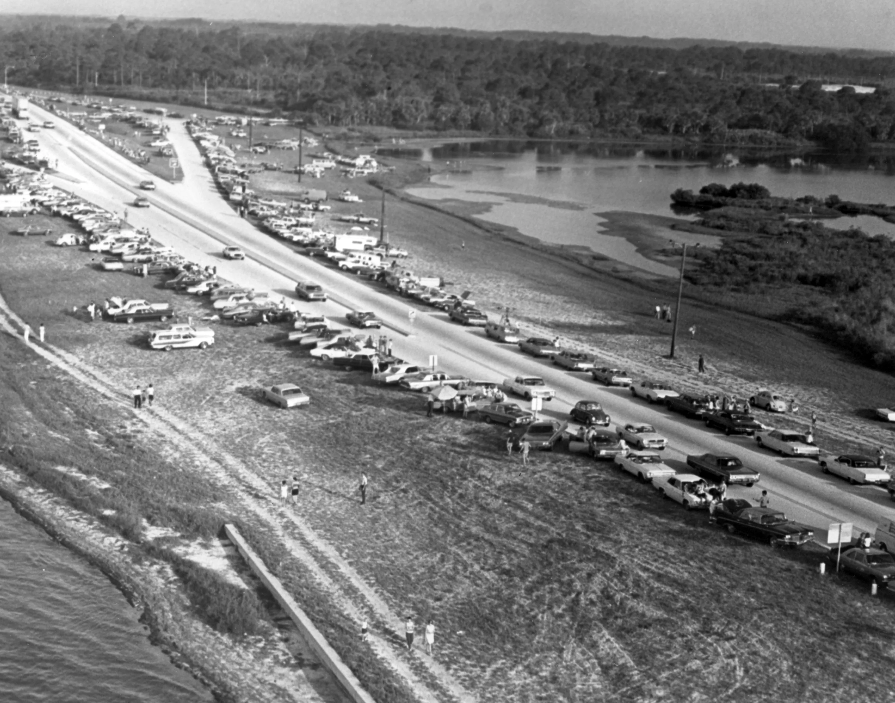 湧入甘迺迪太空中心周邊圍觀發射的群眾，NASA攝（1969年7月16日）