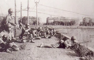 Japanese troops invading Shenyang.