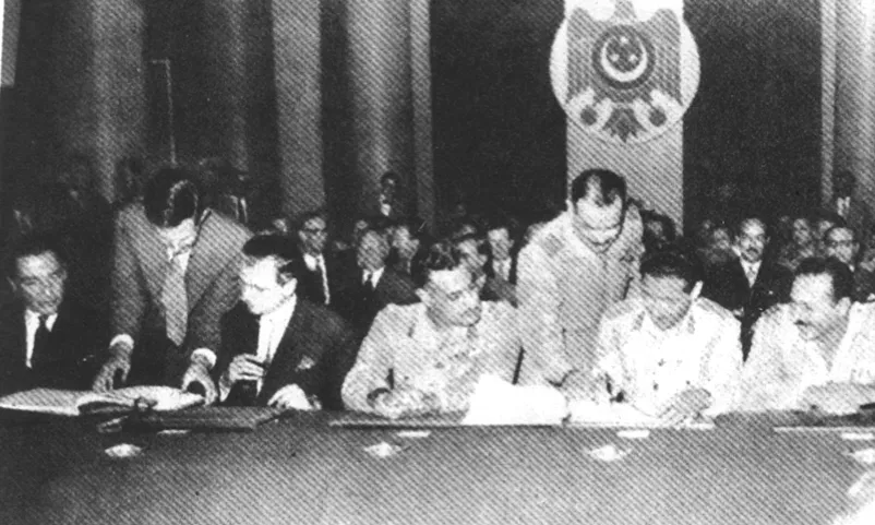 納瑟於1956年簽署文件