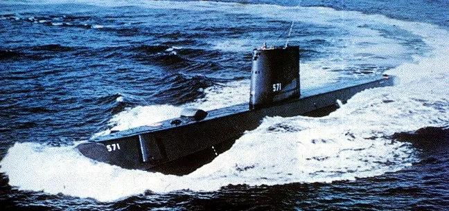 USS Nautilus（SSN-571）側視圖，命名自凡爾納小說《海底兩萬里》中的鸚鵡螺號