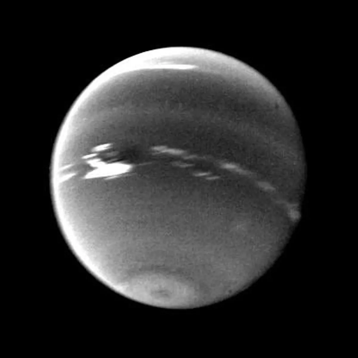 海王星雲系;航海家二號於1989年拍攝,並非1846年發現現場。