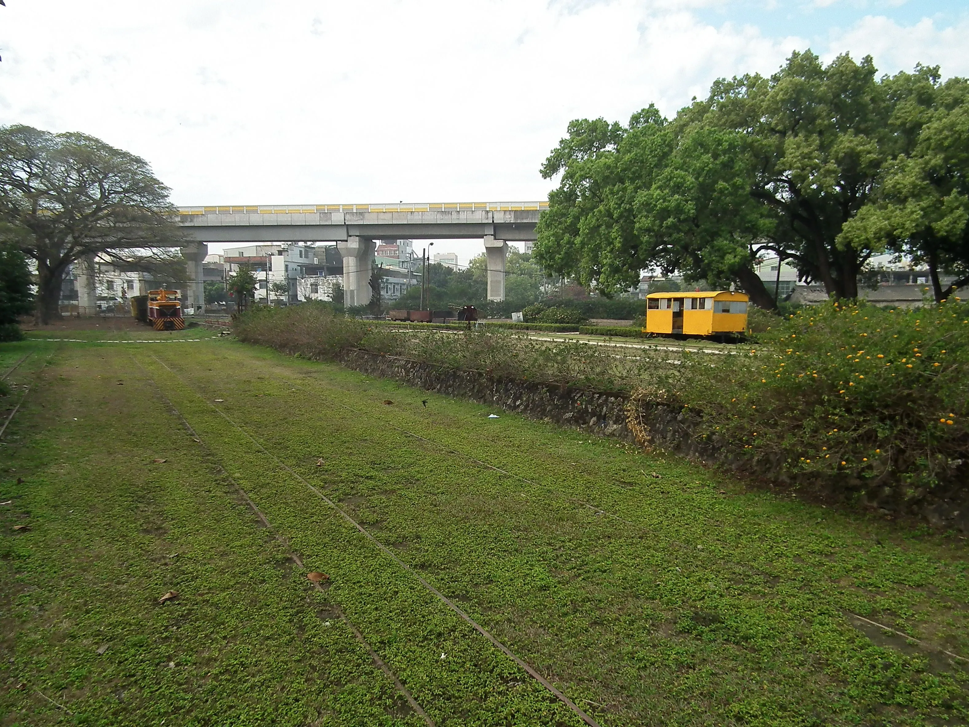 橋頭糖廠鐵道景觀區；保存下來的軌道路網顯示運輸系統如何嵌入工場周邊。