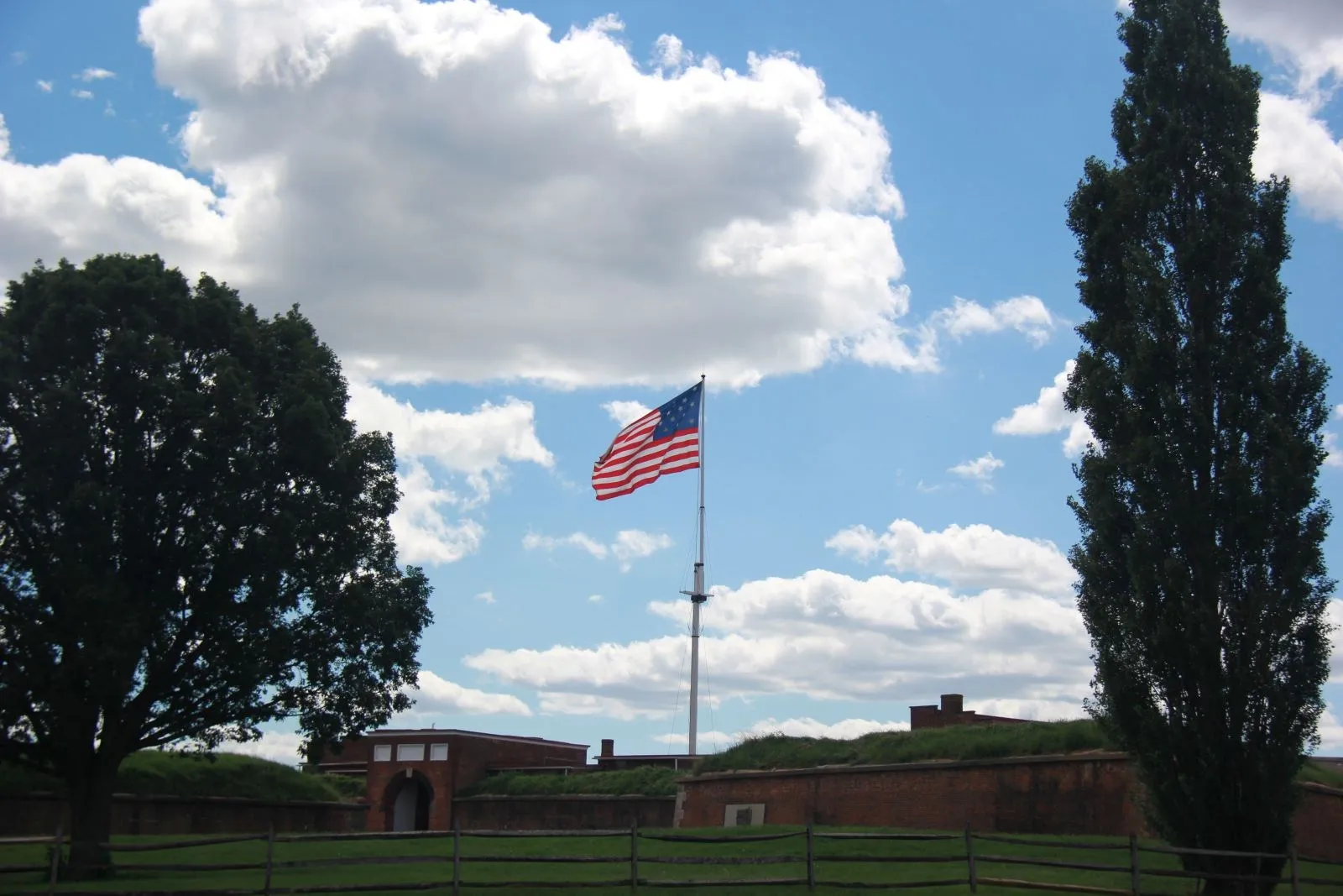 Fort McHenry 上的暴風旗複製品。